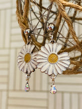 Load image into Gallery viewer, Wild Flower &amp; Dew Drop Earring
